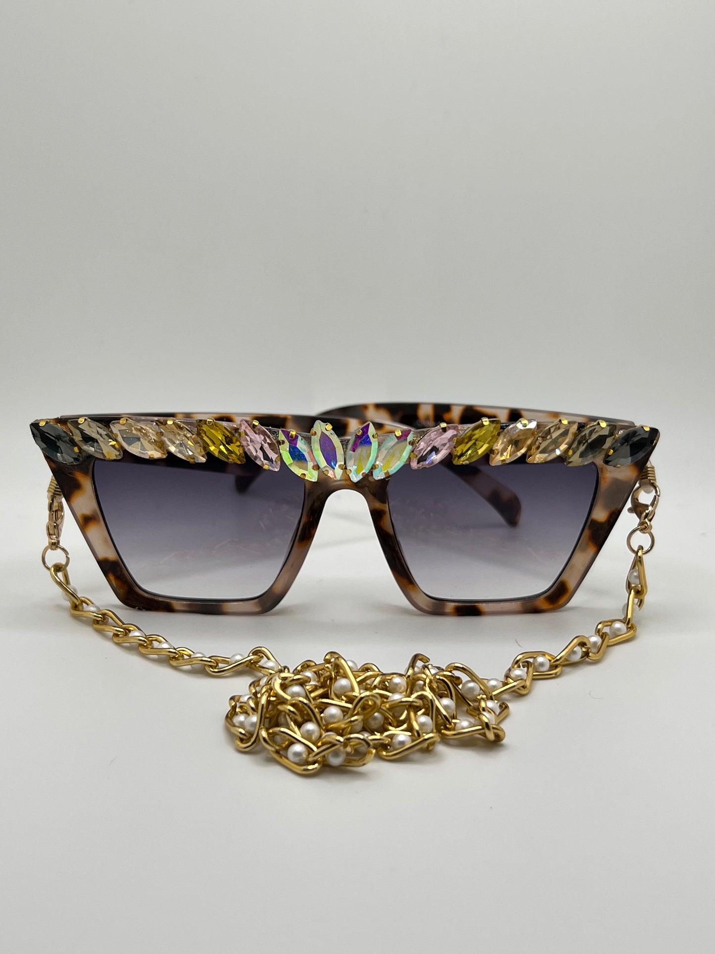 These marbled cat-eye frames sparkle with pearl and neutral rhinestones. They are the perfect bridal accent or music festival companion. They also come with a removable gold and pearl eyewear chain.